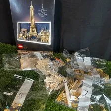 LEGO Architecture: Paris – City of Love (21064) SELLING FOR PARTS SEE PHOTOS