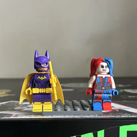 LEGO Batgirl Purple/Yellow Cape & Harley Quinn Red/Blue Pigtails Minifigures LBM