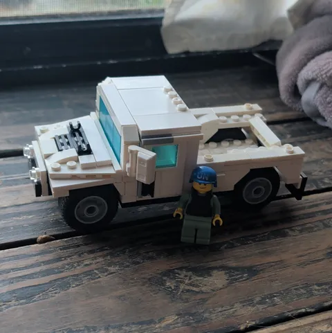 Like Brickmania UN HUMVEE UN Minifigure Included