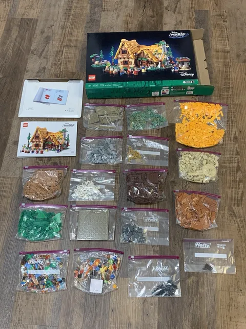 🔥 LEGO Disney Snow White and the Seven Dwarfs Cottage 43242 - 100% COMPLETE!!