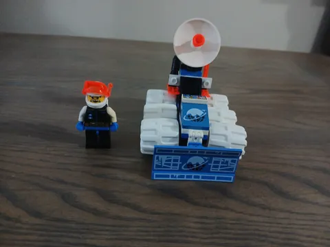 LEGO 1704-1 Space: Ice Planet Satellite Plow Complete With Minfigure