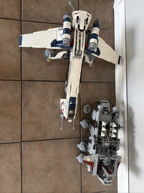 LEGO Star Wars: Republic Dropship with AT-OT Walker (10195)