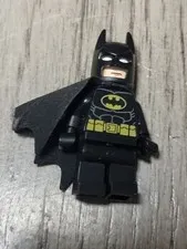 Batman - Black Suit with Yellow Belt and Crest LEGO Minifigure sh016b