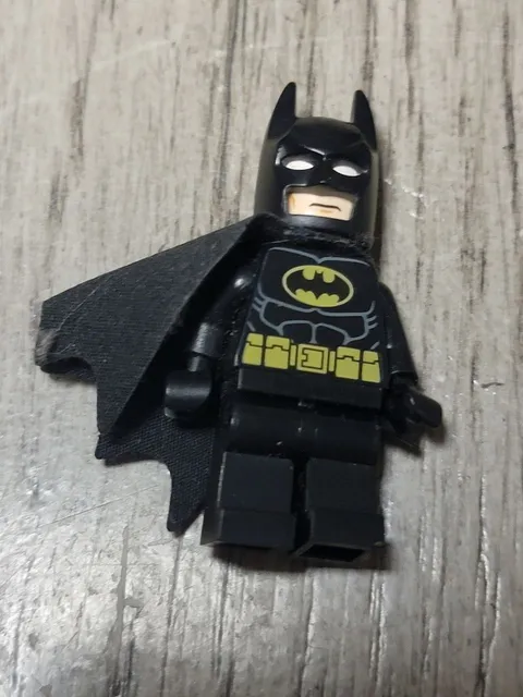 Batman - Black Suit with Yellow Belt and Crest LEGO Minifigure sh016b