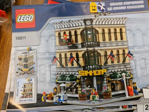 LEGO Creator Expert: Grand Emporium (10211) 100% Complete No Box