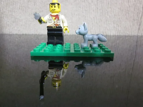 LEGO Adventurers Orient Expedition Johnny Thunder Minifigure an Wolf
