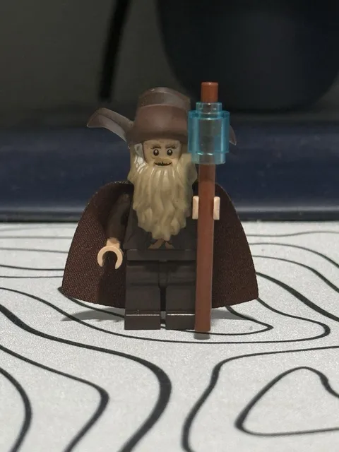 LEGO The Hobbit Radagast The Brown Minifigure staff and cape **NO PLUME PIECE** 