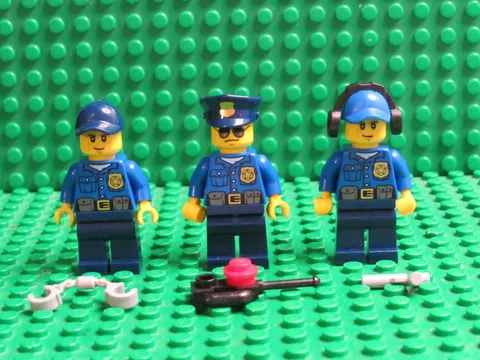 Lot of 3 LEGO Town City Police Officer minifigs cop gold badge policeman TC17