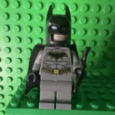 LEGO Super Heroes Minifigure Batman Gold Outline Belt and Crest