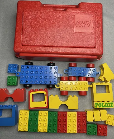 Vtg 1982 LEGO Red Plastic Storage Carrying Case 11x7.5x3.75W With 25 Pieces
