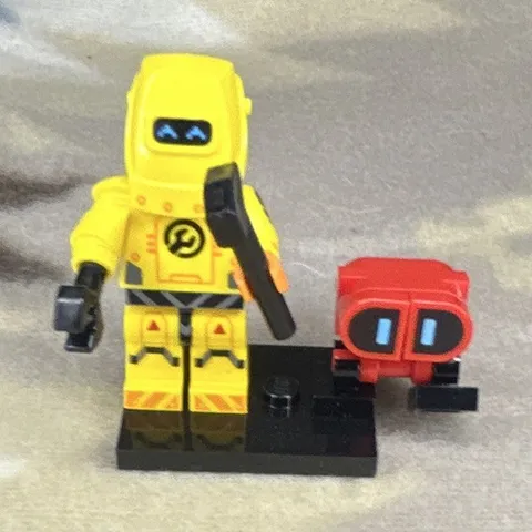 LEGO Robot Repair Tech minifigure, item number 71032, from the Series 22