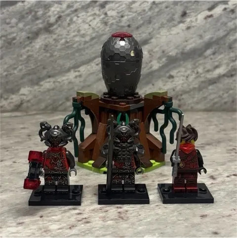 100% Complete LEGO NINJAGO The Vermillion Attack W/ Minifigures ( Set 70621 )