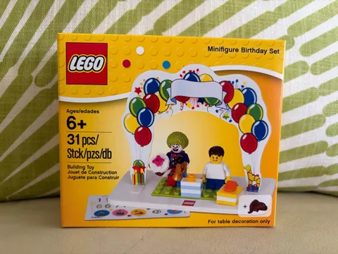 LEGO Seasonal: Lego Minifigure Birthday Set (850791)