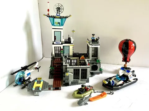 Lego City: Prison Island (60130) / RETIRED / Pre-Owned 99%