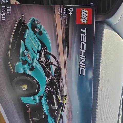 LEGO Technic 42208 Aston Martin Valkyrie Asphalt Legends Unite 707 pcs (Box)