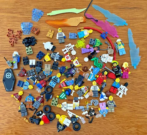 LEGO LOT OF MINIFIGURES  PARTS  PIECES  ACCESSORIES