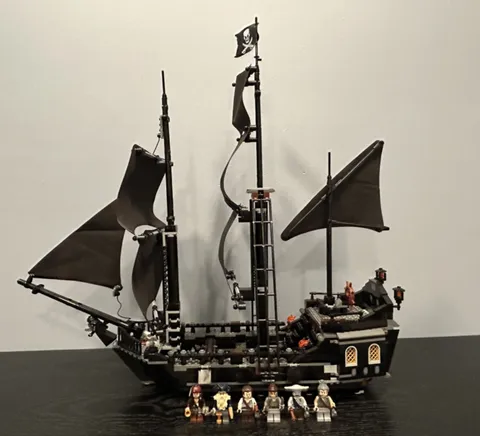 LEGO Black Pearl 4184 100% Complete ALL MINIFIGURES w/ Instructions (no box)
