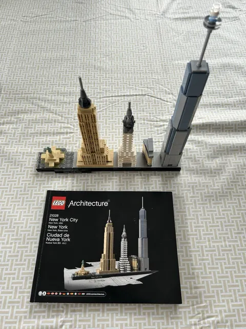 LEGO ARCHITECTURE: New York City (21028) Preowned W/Manual