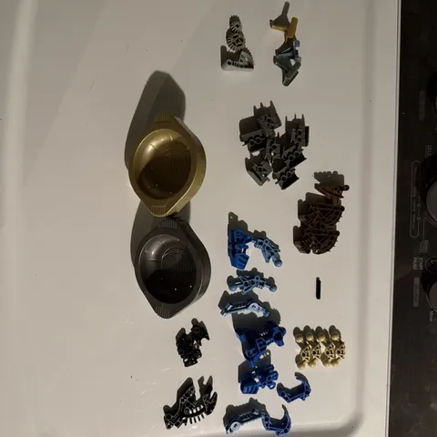 Big Lot Of Lego Bionicle, Parts And Pieces +2 Container Lids