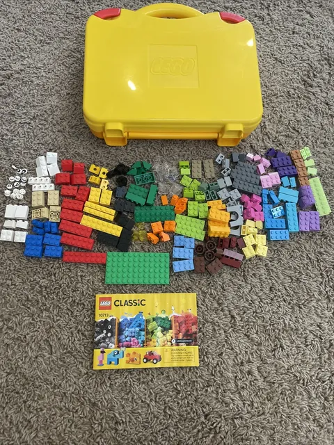 LEGO CLASSIC: Creative Suitcase 10713 With Extra Parts,Instructions And Case 99%