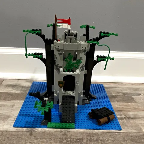 LEGO Castle Forestmen 6077 has BOX and INSTRUCTIONS. 98% complete No minifigures