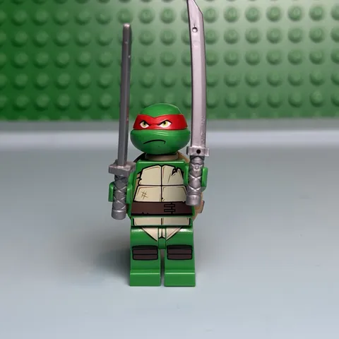 LEGO: Teenage Mutant Ninja Turtles "Raphael" (tnt015) Minifigure and Katanas F12