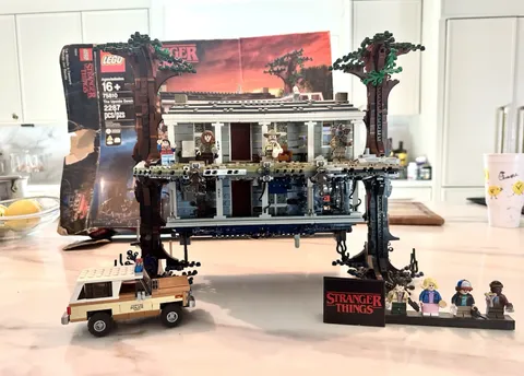 LEGO Stranger Things: The Upside Down (75810) - Minifigures And Instructions