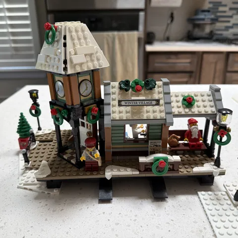 LEGO Creator Expert: Winter Village Station (10259) - Incomete Set