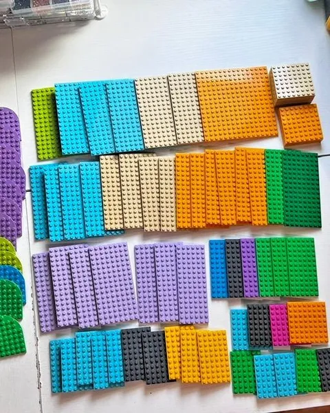 78 Assorted LEGO Plates – Various Sizes & Colors
