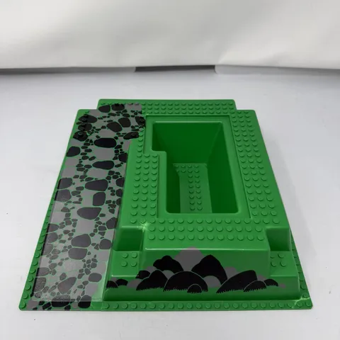 LEGO 32x32 Baseplate Raised 2552px5 with Ramp and Pit : Dragon Knights 6082 READ