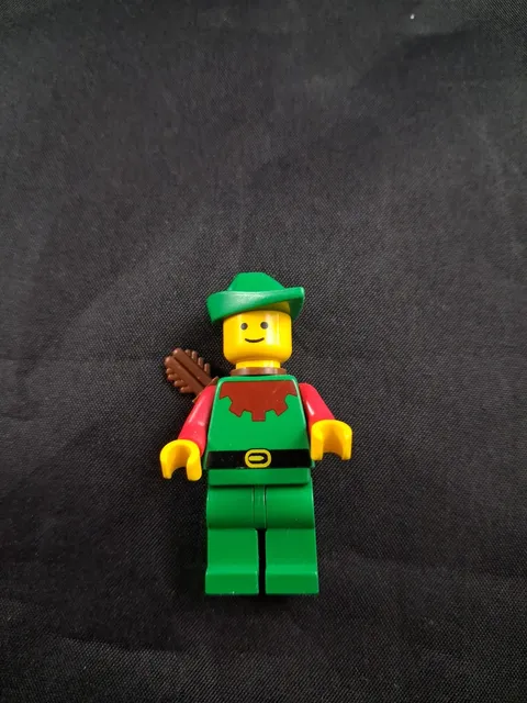 LEGO® Castle Minifigure - Red Forestman 6103 Brown Hat *1