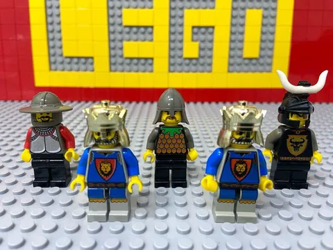 Lego Castle Series Minifig Soldier Knight King Armor Helmet Set Without Baseplat