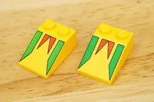 LEGO Character Blocks 2PC 3298p19 Slope Bricks Yellow Green Red Pennant Design