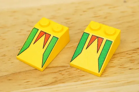 LEGO Character Blocks 2PC 3298p19 Slope Bricks Yellow Green Red Pennant Design