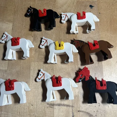 8 LEGO White & Black Horses & Saddle Fortress Castle Knight armor --- Z2