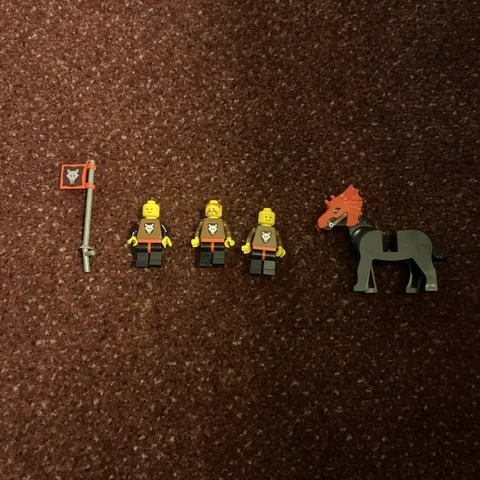 LEGO VINTAGE 80S 90s CASTLE MINIFIGURES WOLFPACK FLAG HORSE