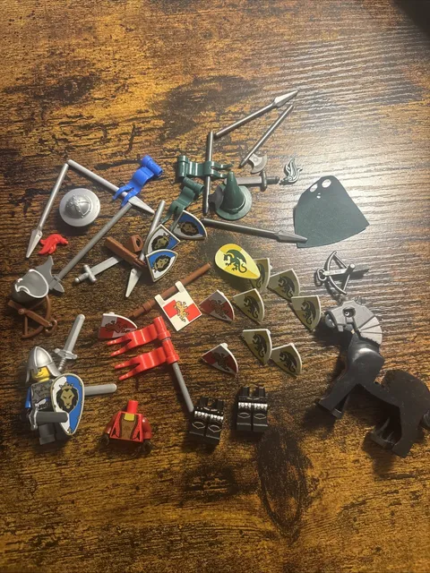 Lego Green Dragon Knights, Lego Kingdoms, Lego Red Lion Knights Weapons Lot