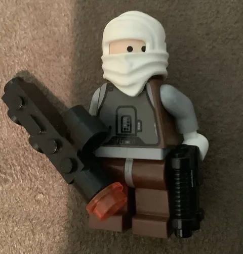 LEGO Star Wars Tusken Raider Sand Person Minifigure w/ Rifle/Blaster & Head Wrap