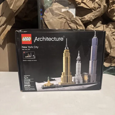 LEGO ARCHITECTURE: New York City (21028) Damaged Box