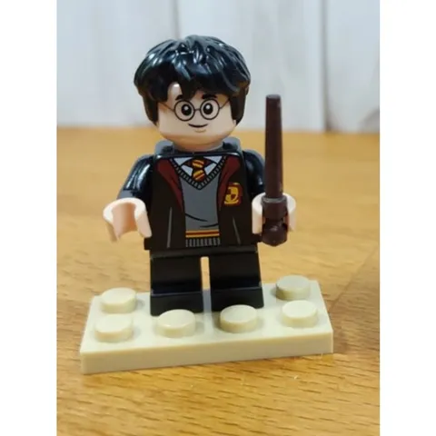 LEGO Harry Potter Minifigure, Wand & Stand from 2022 Advent Calendar Day 3