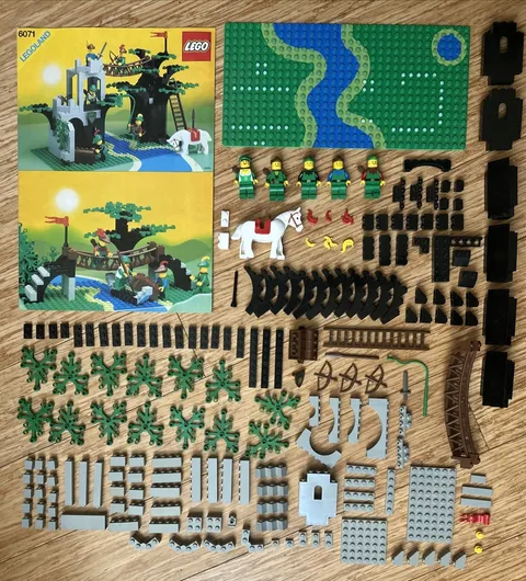 100% Complete Vintage Lego 6071 Castle Forestmen’s Crossing w/Instructions