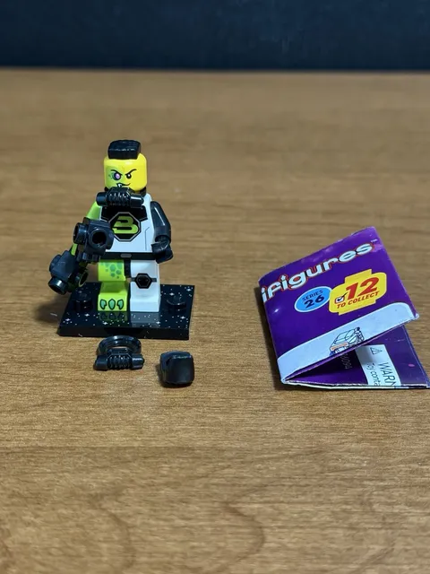 Lego CMF Series 26, Space: Blacktron Mutant