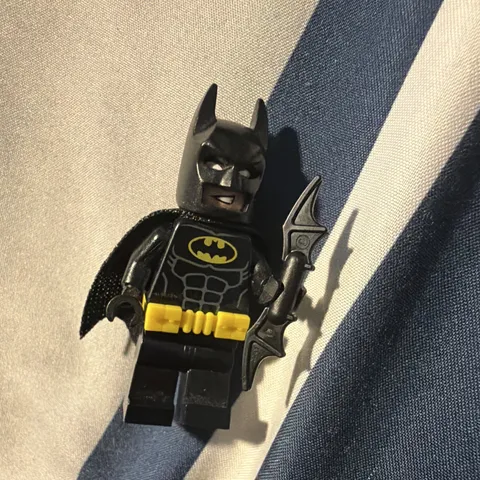 LEGO Batman Minifigure Black Suit w/ Cape & Batarang Plastic Figure