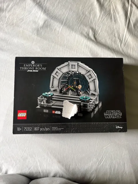lego star wars retired set 75352 New sealed in box defects shown on box in image