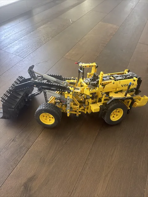 LEGO Technic Volvo L350F Wheel Loader 42030 In 2014 Used