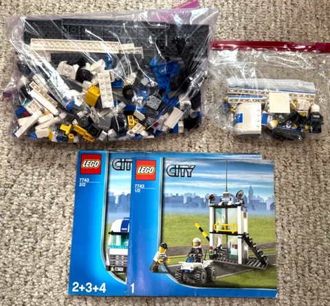 LEGO 7743 City Police Command Center - 100% complete & manual