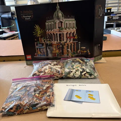 LEGO ICONS: BOUTIQUE HOTEL (10297)