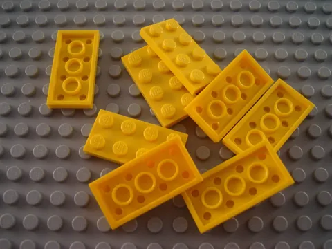 New LEGO Lot of 8 Yellow 2x4 Flat Plate Pieces