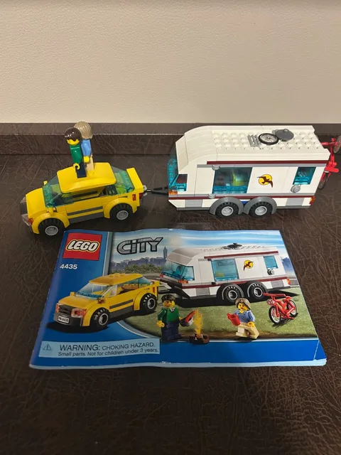 LEGO CITY: Car and Caravan (4435) - Complete with Instructions and Minifigures