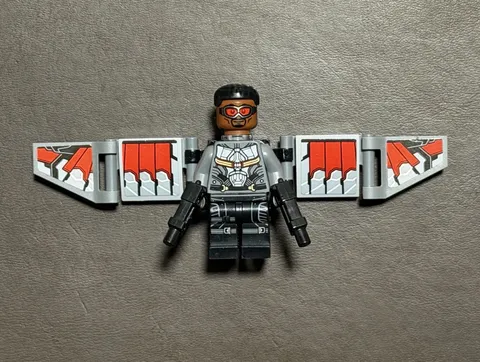 LEGO Falcon Minifigure w/ Wings/Jetpack & 2 Guns Avengers Tower (76269, sh0929)